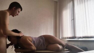 Алина Туманова сделала минет ебливому отпрыску на кухне