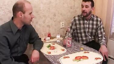 Папка алкаш со своим товарищем изнасиловали дочку школьницу