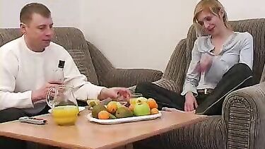 Ужравшаяся алкоголем Евгения не контролирует свою пизду