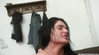 Студенты заливают грудастую брюнетку винищем и долбят ее со всех сторон