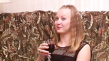 Стриптиз и дрочка пизды от захмелевшей Наташки