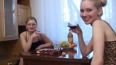 Бухие пиздолизки после вина обмениваются куниками
