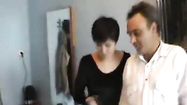 Безработный неудачник наслаждается тем, как ужравшаяся милфа оголяется