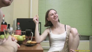 Верка намешала колу с коньяком, вырубилась и была выебана