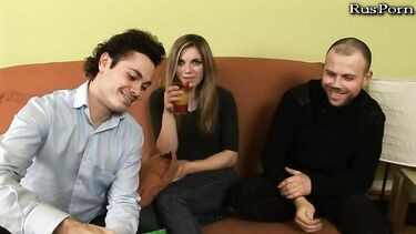 Ленка бухала с двумя мужиками, но не была готова к последствиям