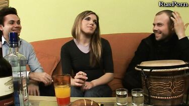 Ленка бухала с двумя мужиками, но не была готова к последствиям
